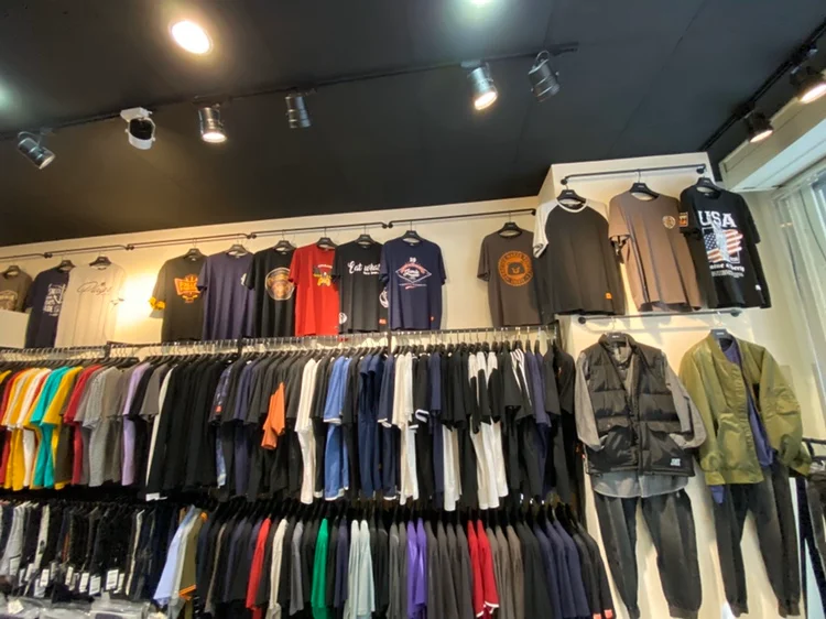 TUMAZE 台中大尺碼男裝門市店內 3XL–8XL 服飾陳列
